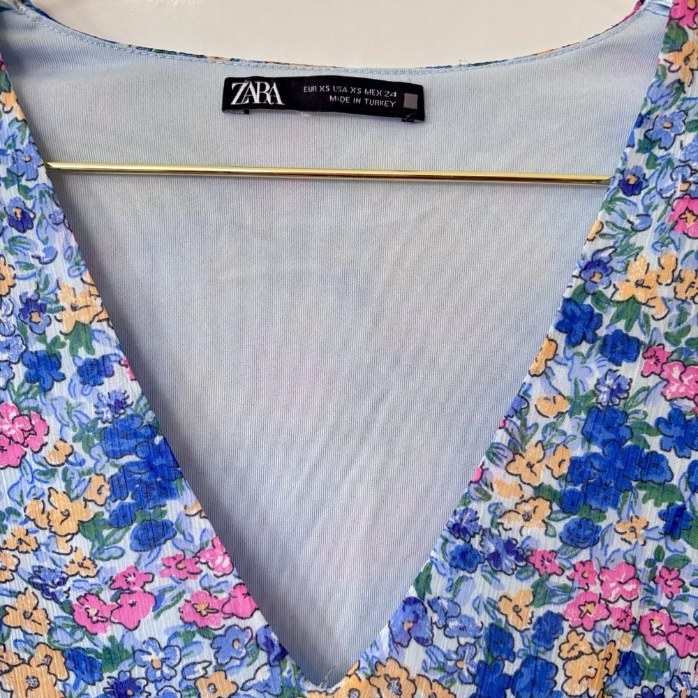 Zara| Blue & Pink Feminine Floral Above Knee Ruched Dress with V-Neck Sz XS - Picture 4 of 9